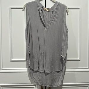Bella Dahl gray vneck tank size XS. Runs big would fit size small